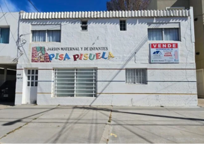 Casa con local comercial en PB